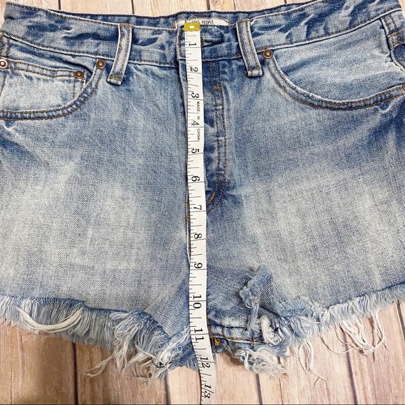 FREE PEOPLE Button Fly Frayed Shorts Size 28 - Picture 5 of 8